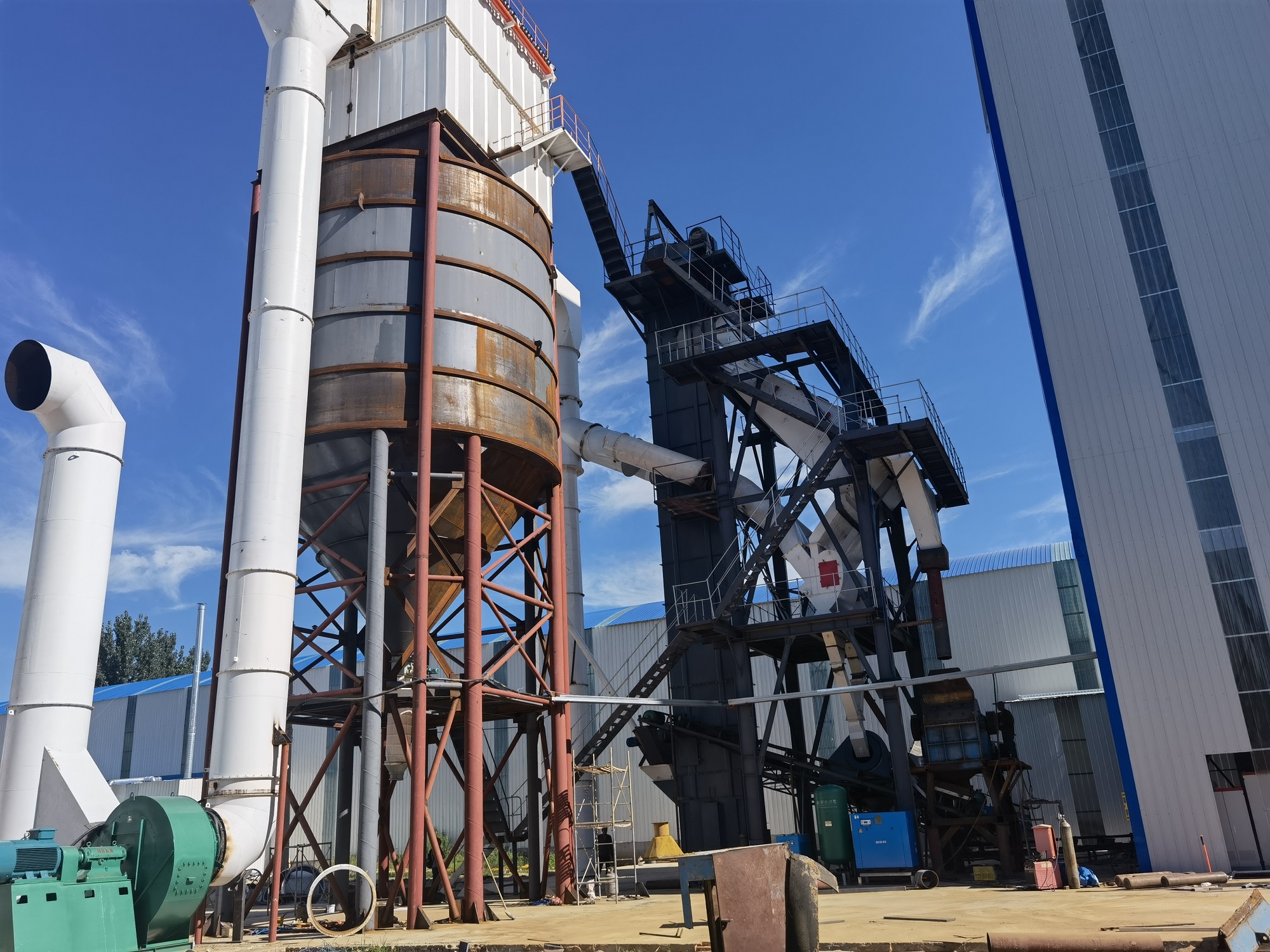 投資石灰石制砂生產(chǎn)線如何選擇設(shè)備？制砂樓怎么樣？