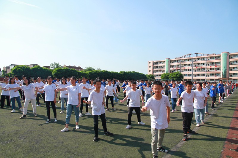 壯觀！三千多學生在江安中學運動場比賽打太極