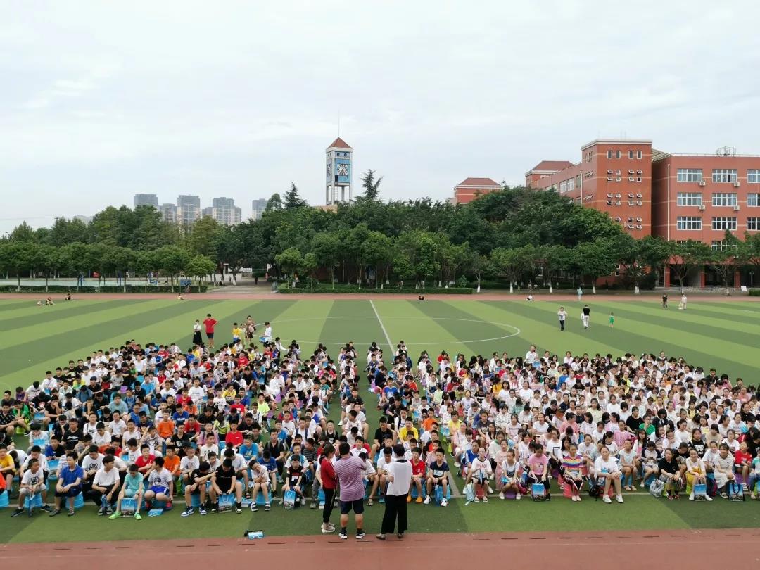 邁進(jìn)成都市三原外國語學(xué)校校門 開啟逐夢征程