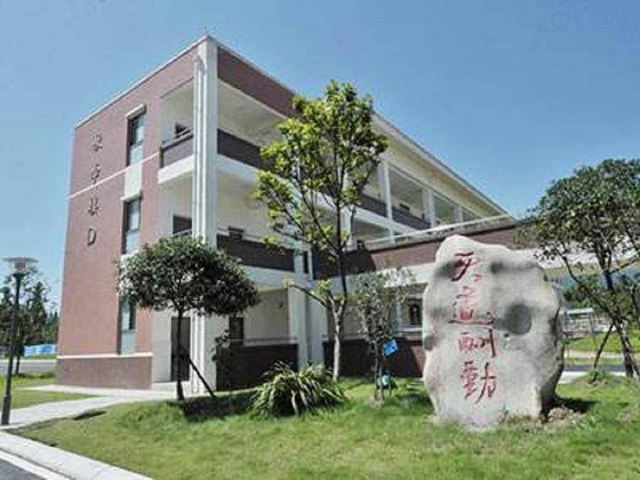 青城山高級中學校園環(huán)境怎么樣？